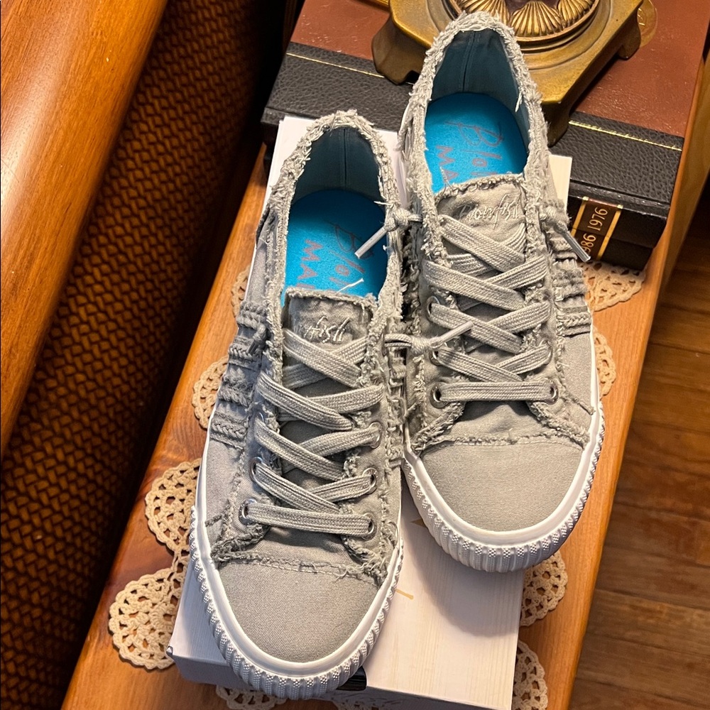 Frayed Edge Low-Top Sneakers with Teal Soles
